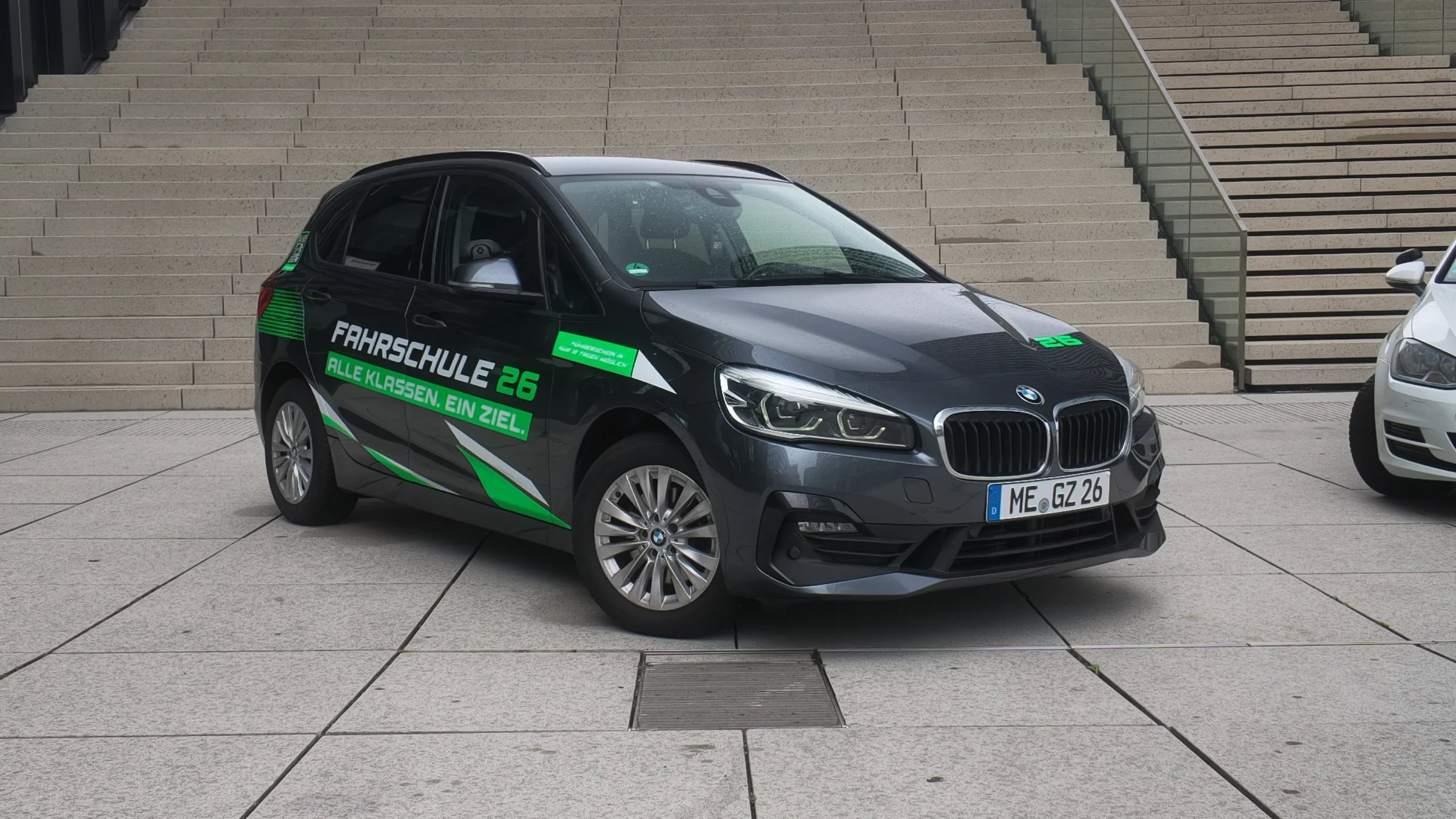 Der Automatikwagen der Fahrschule 26, schräg von vorn auf dem Platz vor der Freitreppe.