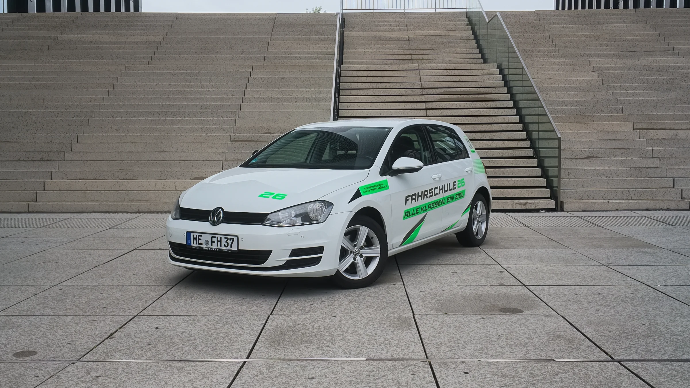 Der Schaltwagen der Fahrschule 26, schräg von vorn auf dem Platz vor der Freitreppe.